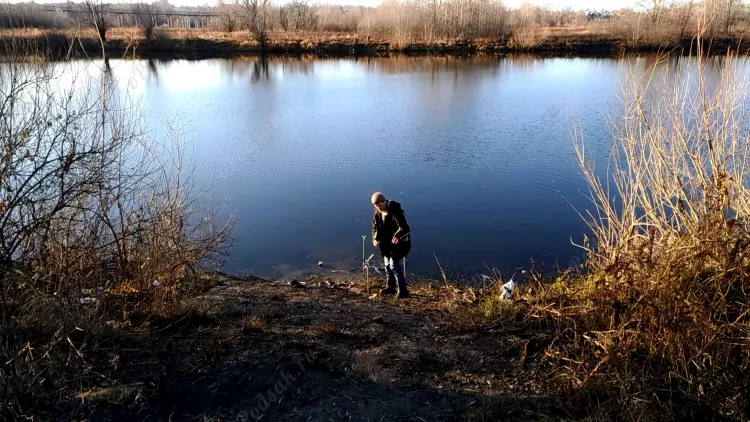 Рыбалка поздней осенью на речке